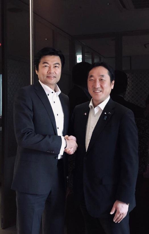 李処長（左）、中嶋年規議長（右）