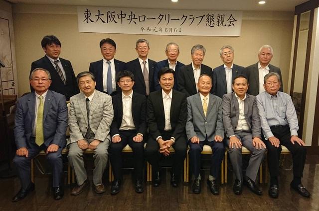 李世丙・駐大阪弁事処長（前列中央）および幹部等の記念撮影