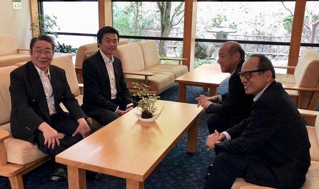 李処長（左2）、羅国隆課長（左1）と辻村源四郎村長（右2）および上浦豊副村長（右1）の会談の様子