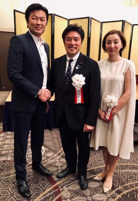 李世丙・駐大阪弁事処長（左）と中山衆議院議員（中央）夫妻の記念撮影