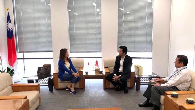 李処長（中央）、羅国隆課長（右）と郭貞慧理事長（左）の会談の様子