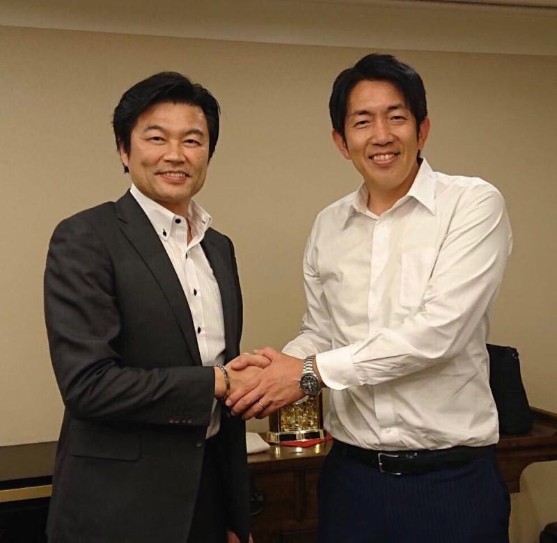 李処長（左）、澤井宏文市長（右）