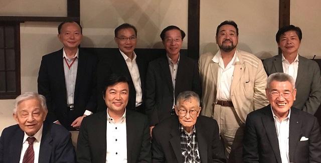 前列：李処長(左2)、杜教授(右2)、野口会長(右1)、林会長(左1)
後列：吉村編集委員(右2)、近藤教授(中央)、張副処長(左2）らの集合写真