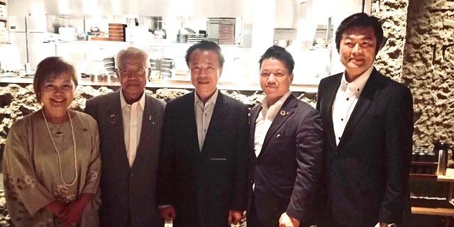 李処長（右1）と翁章梁・嘉義県長（中央）、永野耕平・市長（右2）および永野孝男・理事長（左2）