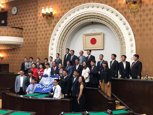 郭議長一行と門川・京都市長および山本・同市議会議長らが記念撮影