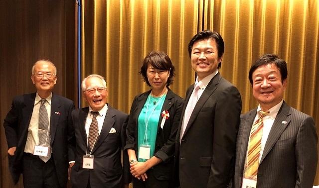 李処長（右2）と伊藤舞市長（中央）、山岸宏会長（左2）、山本賢一新任会長および青山曉理事の記念撮影