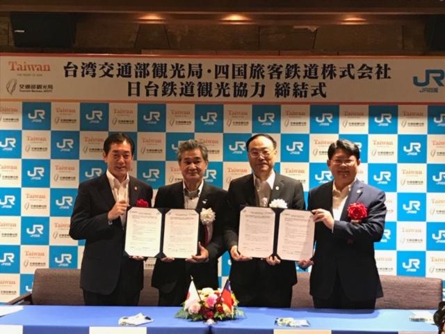 黃政務次長（右）、中村知事（左）、周局長（右2）と半井社長（左2）