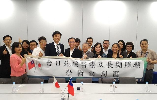 李世丙・駐大阪弁事処長(左6)と台日先端医療および長期介護学術交流訪問団（石崇良・団長(左7)）が記念撮影