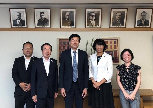 李処長（中央）、伊藤市長（右2）、田原会長（左2）および寺前尊文副会長（左1）