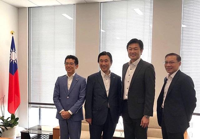 李処長（中央）、張永賢副処長（右）と安達議長（左2）および村野副議長（左1）