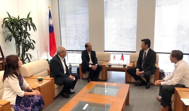李処長（右2）、張永賢副処長（右1）と丘支店長（中央）および新任の蕭支店長（左2）らの会談の様子