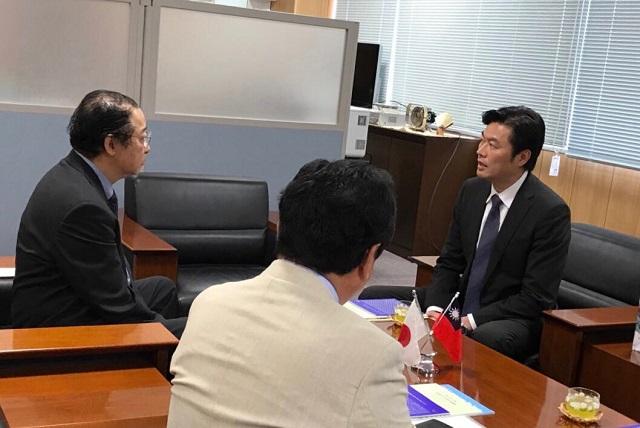 李世丙・駐大阪弁事処長(右1)と岡田新・国立大阪大学外国語学院言語文化研究科長(左1)ら教授の会談の様子