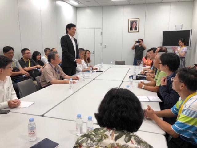 蘇俊栄・行政院人事行政総処副人事長（起立者）による挨拶，陳茂春・內政部主任秘書（右2）