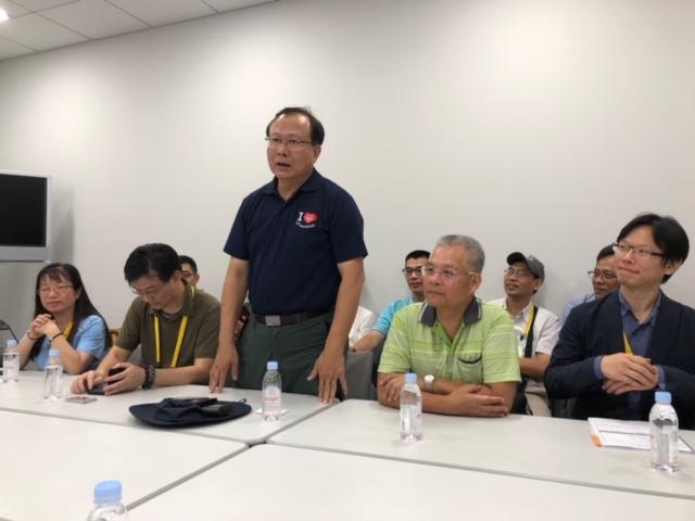 蘇俊栄・行政院人事行政総処副人事長（起立者）による挨拶，陳茂春・內政部主任秘書（右2）