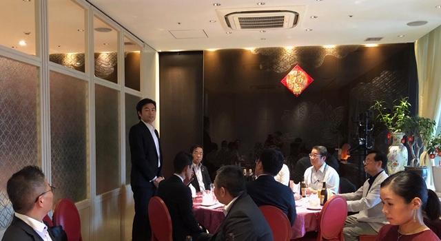 挨拶する李処長(左)