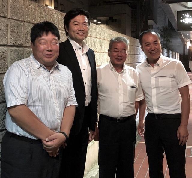 李処長(左2)と松本町長（右2）ら幹部の記念撮影