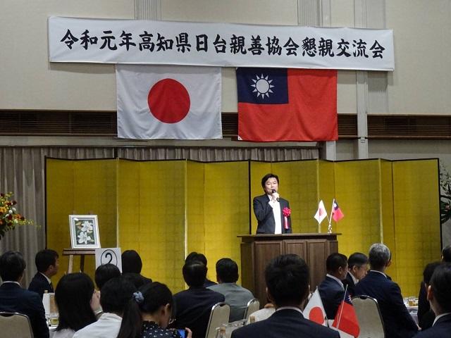 挨拶する李処長