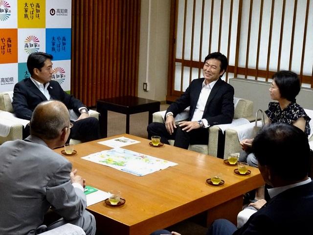 李処長が尾崎正直・高知県知事を訪問する様子