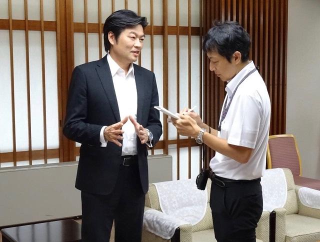 李処長（左）がインタビューを受ける
