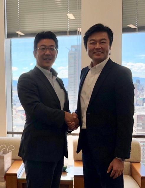 李処長(右)と岡下衆議院議員（左）