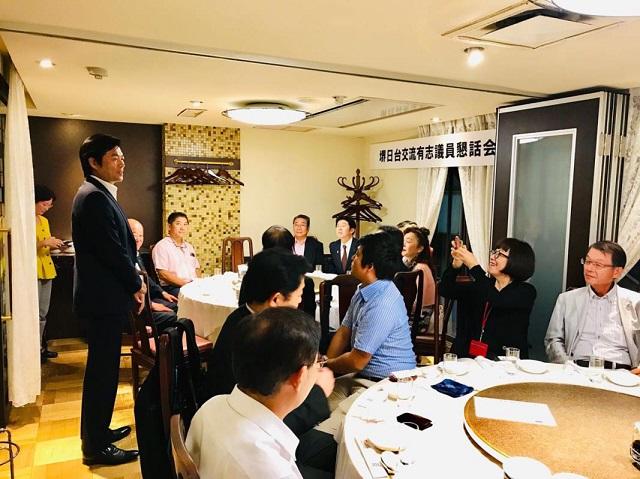 挨拶する李処長（左）