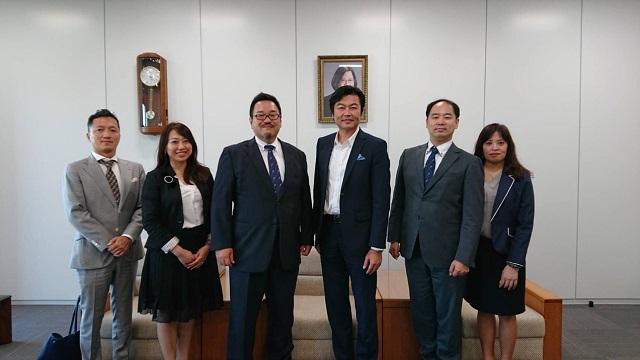 李処長(右3)と又井公久・日本中華聯合総会青年部部長(左3)等ら幹部