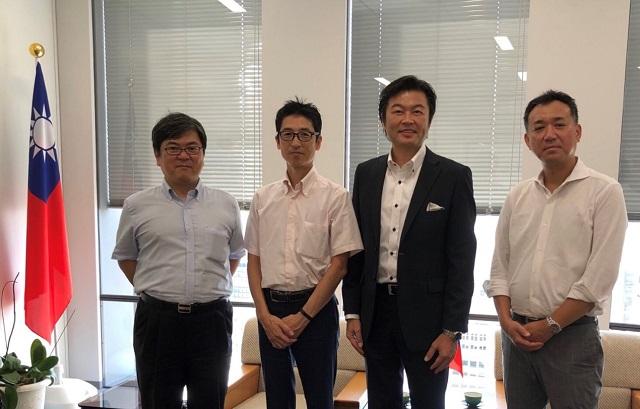 李世丙・駐大阪弁事処長が坂野徹也・松原市市民協働課部長ら幹部の訪問を受ける