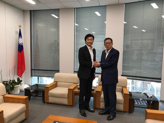 李世丙・駐大阪弁事処長(左)と藤原龍男・貝塚市長(右)