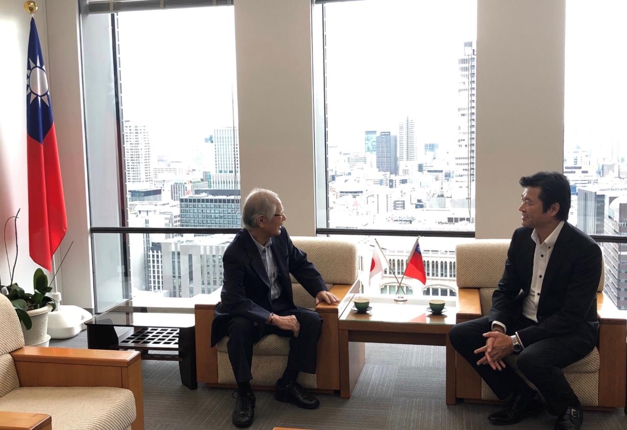 李世丙・駐大阪弁事処長(右)と神戶大学特別研究員の貝辻正利・博士が会談