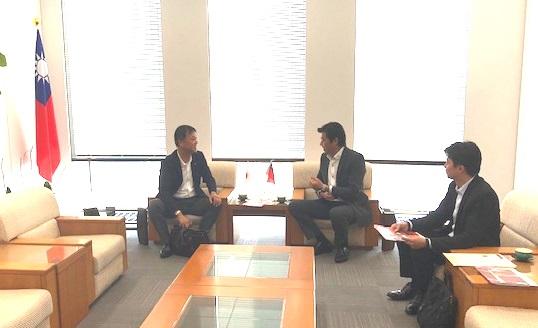 李処長（中央）、陳所長（右）と牧室長が会談