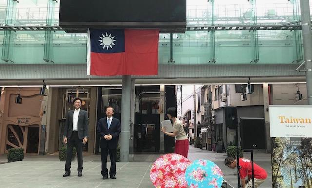 謝大使（右）と李処長（左）