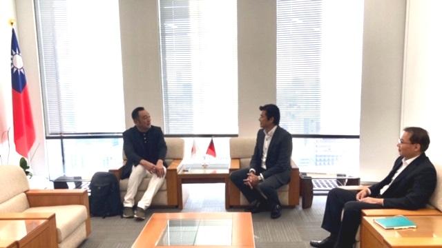 李処長（中央）、張副処長（右）と陳執行長（左）の会談の様子