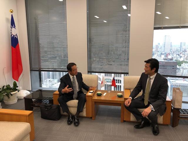李処長と小川社長の会談の様子