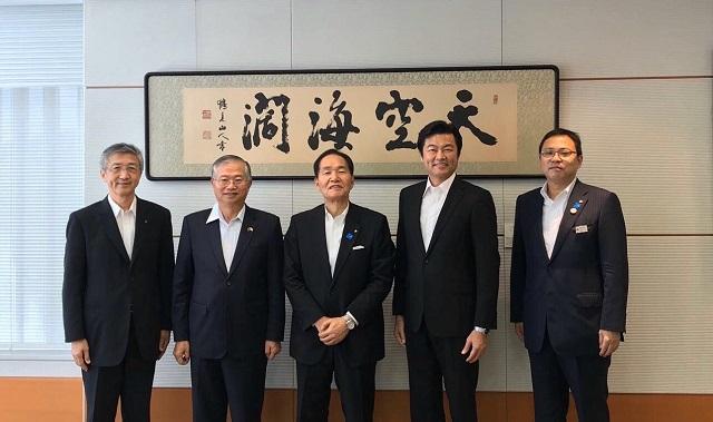 蔡政務公使（左2）、李処長（右2）と浜田知事（中央）、西原副知事らの集合写真