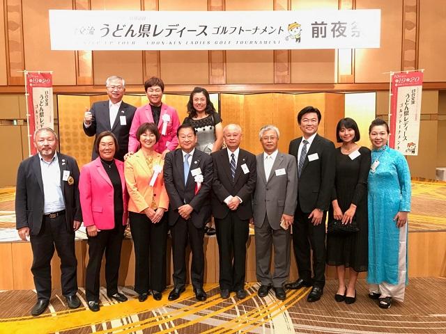 蔡政務公使(後列左1)、李処長(前列右3)、紀会長(前列右5）、張顧問(前列左1)、陳顧問(前列右4)、鄭理事長（後列中央）、上島会長(前列右1)ら出席したメンバーの集合写真