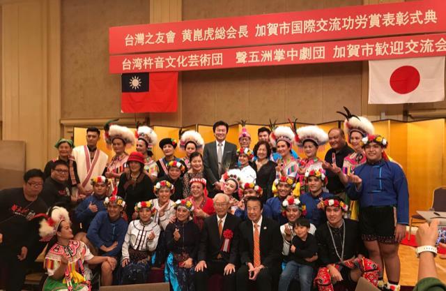 李処長（後列中央）と黃崑虎国策顧問夫妻（前列右5、後列右6）、宮元市長（前列右4）および我が国の劇団の集合写真