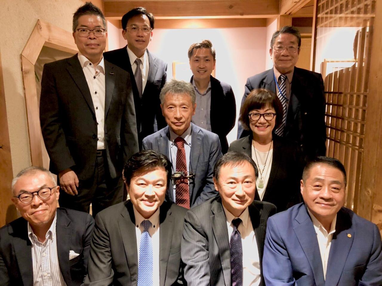 李処長（前列左2）と東参議院議員（前列右2）、李会長（前列右1）、世耕部長（前列左1）らの集合写真