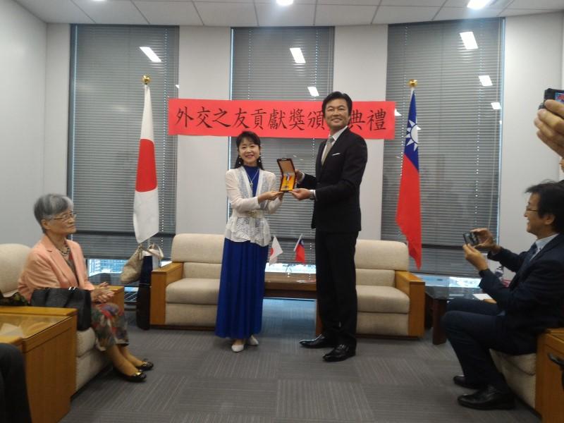 李世丙・駐大阪弁事処長(右)が森祐理さん(左)にメダルを授与