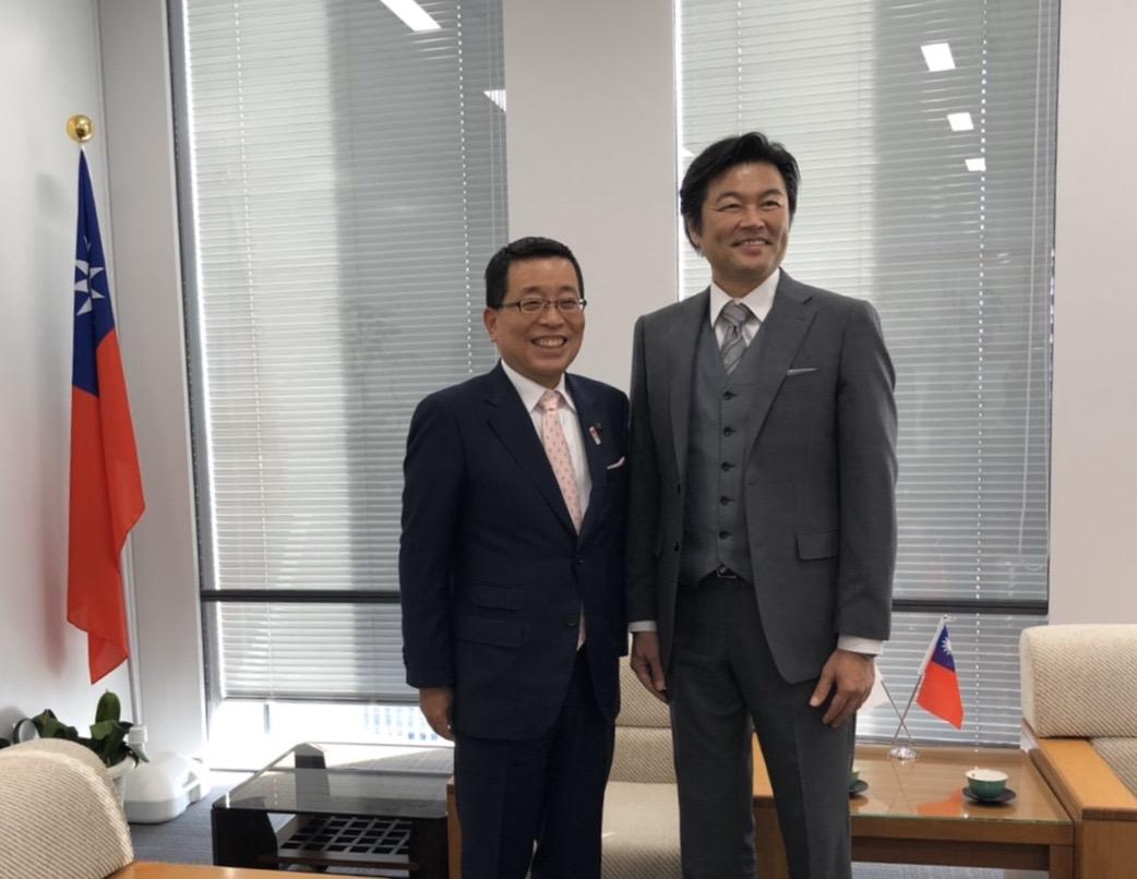 李処長（右）と國島市長（左）の記念撮影