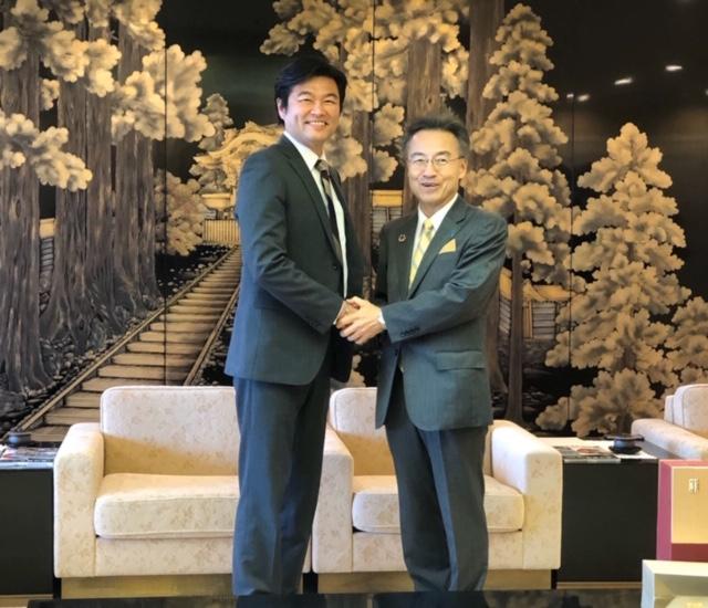 李処長（左）と杉本知事（右）