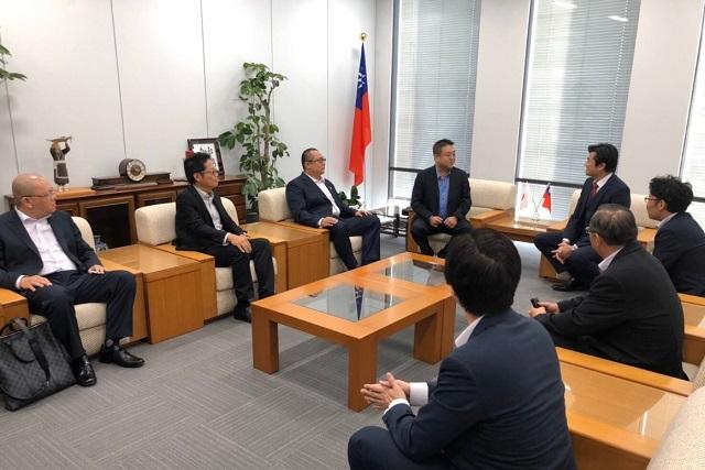 李世丙・駐大阪弁事処長と「台北市租賃住宅服務商業同業公会」の陳理事長、「日本賃貸住宅管理協会」の衣笠賢二・社長らの会談の様子