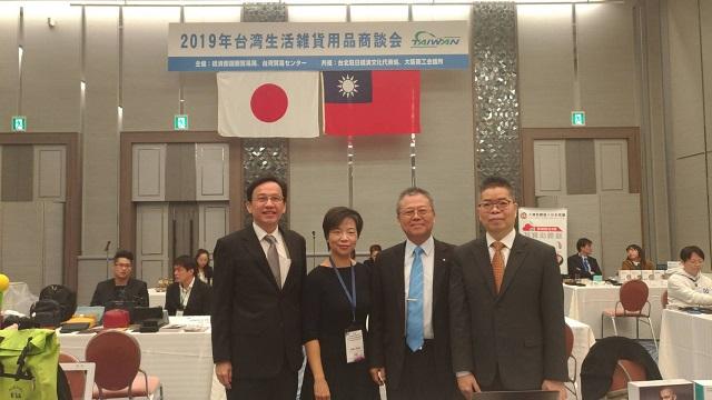 林部長(右1)と出展メーカーの集合写真