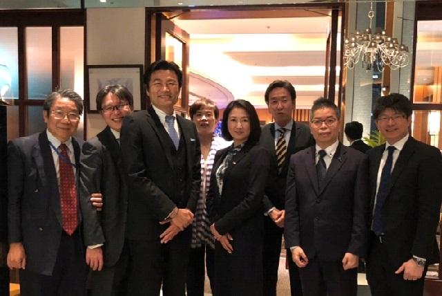 李処長（左3）、林部長（右2）、羅課長（左1）と蒋総長（右4）、田部井監事（右3）、菊地理事長代理（左2）および楊校長（左4）の集合写真