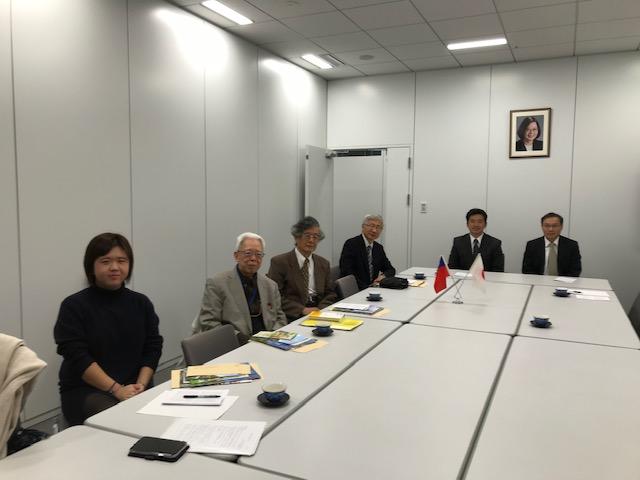 張永賢・副処長と関西台湾留学同友会幹部の集合写真