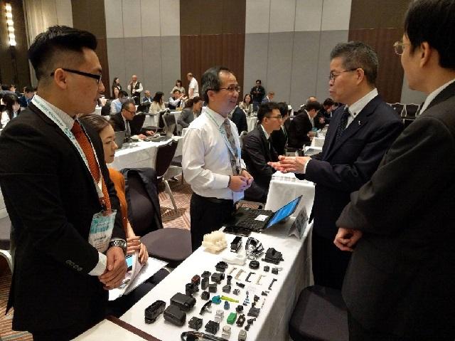 出展企業に敬意を表す林部長（右2）