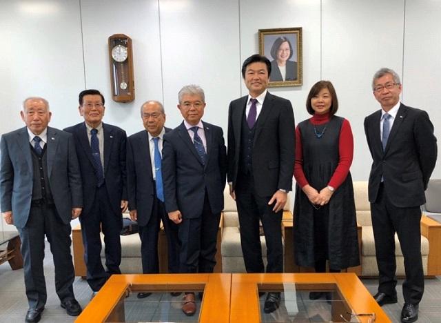 李処長（右3）と川村会長（中央）、伊藤章・副会長（左1）、伊藤文夫・副会長（左2）、松岡正剛・理事（右1）らの集合写真