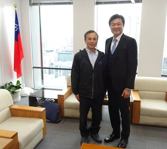 李世丙・処長(右)と山﨑俊介・天理教荻川分教会教会長(左)