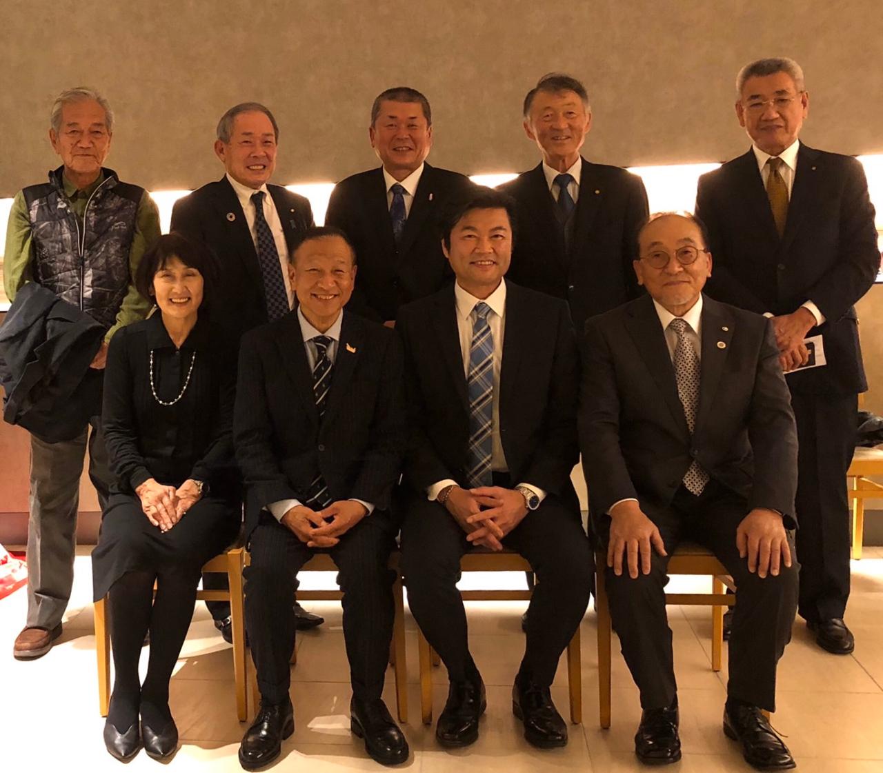 李処長（前列右2）と大江前参議院議員（前排左2）らの集合写真