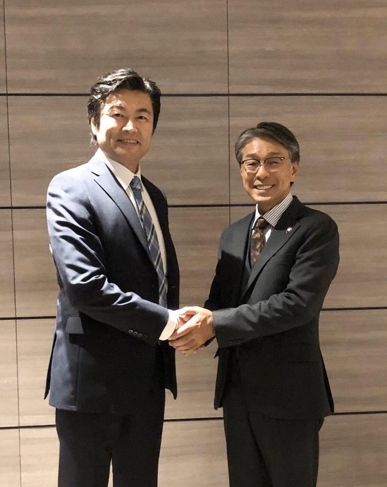 李処長（左）と真砂市長（右）