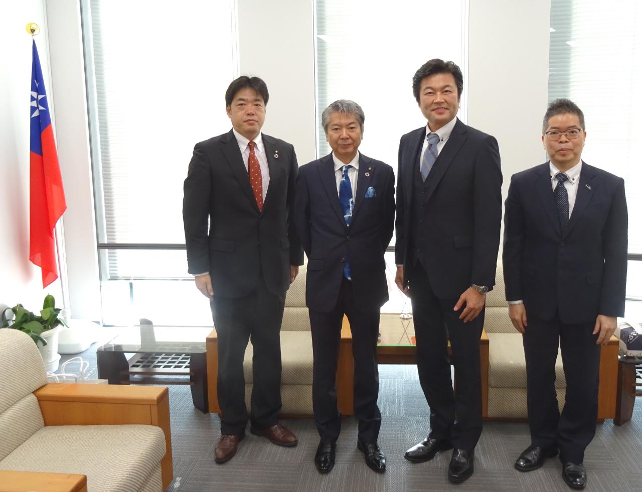 李世丙・処長(右2) および林明秋・部長(右1)と丸谷修一・徳島県関西本部本部長(左二)および春木達也・副本部長(左1)の集合写真